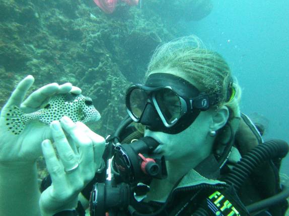 Segurando um peixe embaixo d'água, durante mergulho em Soufriere, sul de Santa Lúcia, no Caribe
